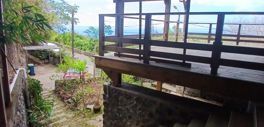 À louer une charmante maison à étage de type F4 située à Saint-Gilles-les-Hauts.