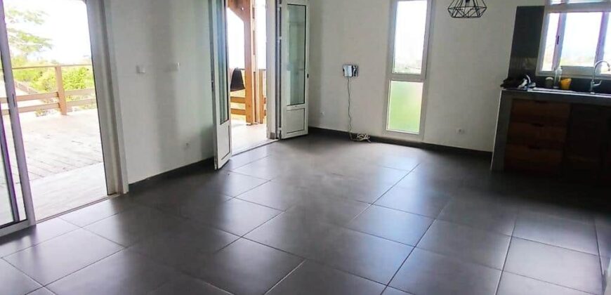 À louer une charmante maison à étage de type F4 située à Saint-Gilles-les-Hauts.