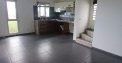 À louer une charmante maison à étage de type F4 située à Saint-Gilles-les-Hauts.