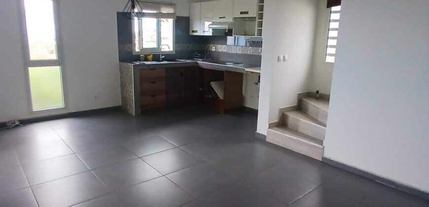 À louer une charmante maison à étage de type F4 située à Saint-Gilles-les-Hauts.