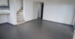 À louer une charmante maison à étage de type F4 située à Saint-Gilles-les-Hauts.