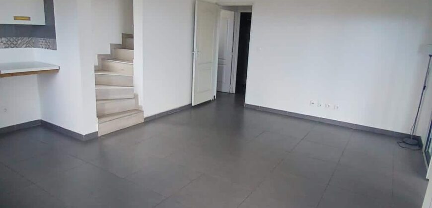 À louer une charmante maison à étage de type F4 située à Saint-Gilles-les-Hauts.