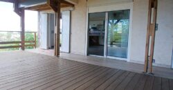 À louer une charmante maison à étage de type F4 située à Saint-Gilles-les-Hauts.