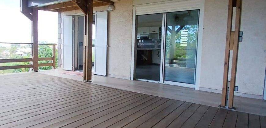 À louer une charmante maison à étage de type F4 située à Saint-Gilles-les-Hauts.