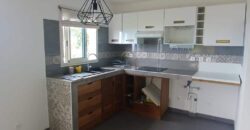 À louer une charmante maison à étage de type F4 située à Saint-Gilles-les-Hauts.