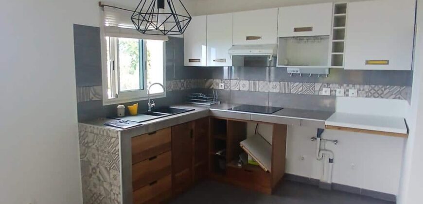 À louer une charmante maison à étage de type F4 située à Saint-Gilles-les-Hauts.