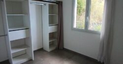 À louer une charmante maison à étage de type F4 située à Saint-Gilles-les-Hauts.