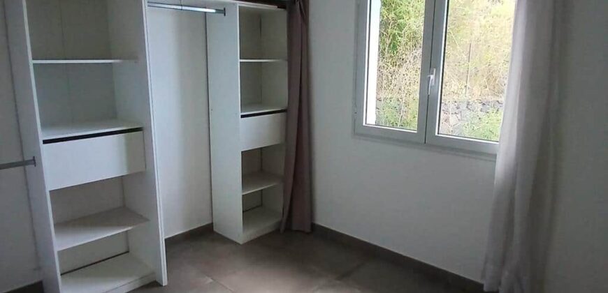 À louer une charmante maison à étage de type F4 située à Saint-Gilles-les-Hauts.