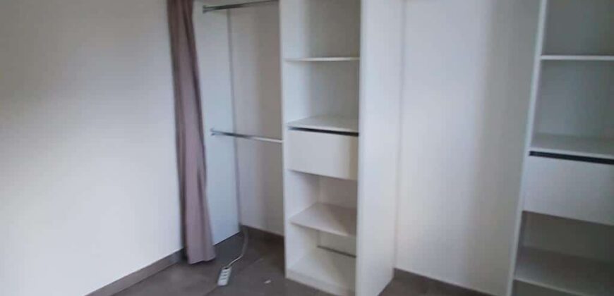 À louer une charmante maison à étage de type F4 située à Saint-Gilles-les-Hauts.