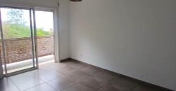 À louer une charmante maison à étage de type F4 située à Saint-Gilles-les-Hauts.