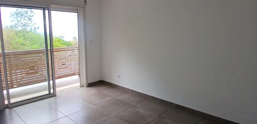 À louer une charmante maison à étage de type F4 située à Saint-Gilles-les-Hauts.