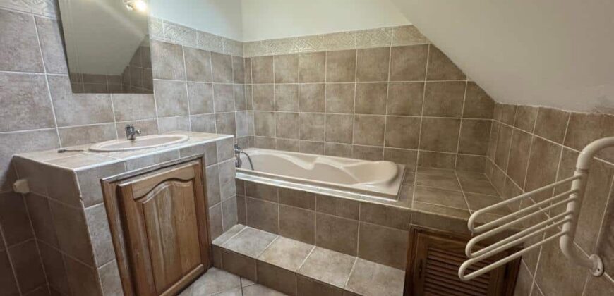 Location d’un appartement F4 rénové de 77m2 situé à Trois Mares au Tampon.