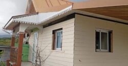 À vendre une maison F7 à rénover avec deux lots sur un terrain de 691 m² à l’Entre-Deux.