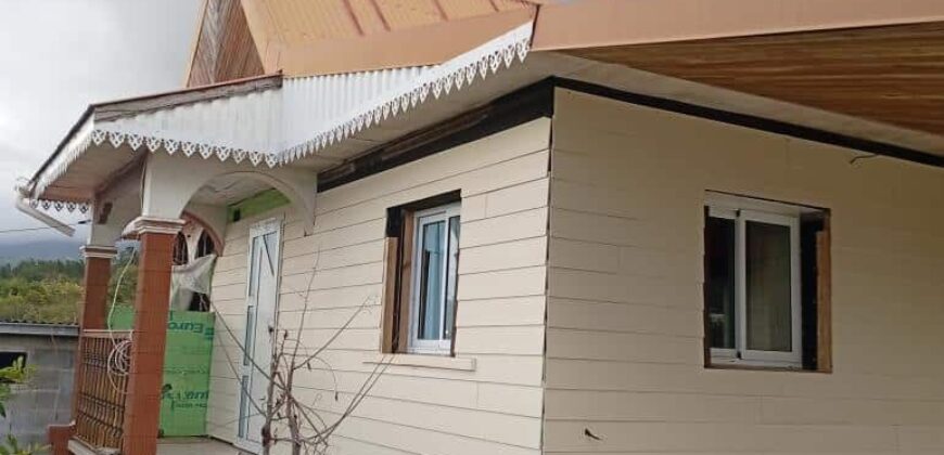 À vendre une maison F7 à rénover avec deux lots sur un terrain de 691 m² à l’Entre-Deux.