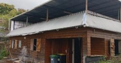 À vendre une maison F7 à rénover avec deux lots sur un terrain de 691 m² à l’Entre-Deux.