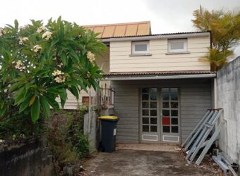 À vendre une maison F7 à rénover avec deux lots sur un terrain de 691 m² à l’Entre-Deux.