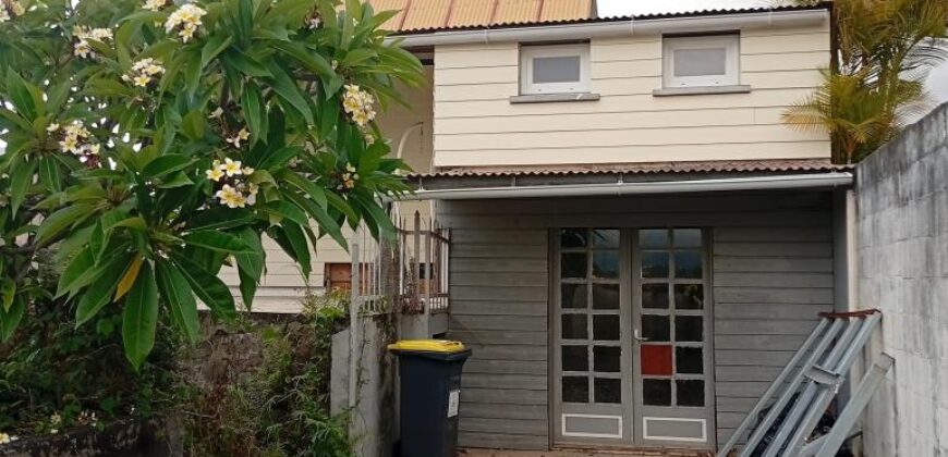 À vendre une maison F7 à rénover avec deux lots sur un terrain de 691 m² à l’Entre-Deux.