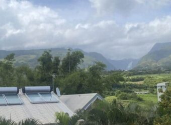 Location d’un charmant appartement T3 semi-meublé situé dans le secteur Domenjod à Sainte Clotilde