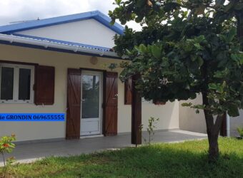 À louer une charmante maison de type F4 située au Butor Saint Joseph