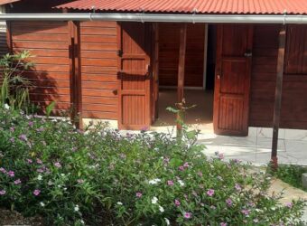 À louer une petite maison Tomi de type F3 située dans le quartier calme de Bagatelle sur la commune de Sainte Suzanne