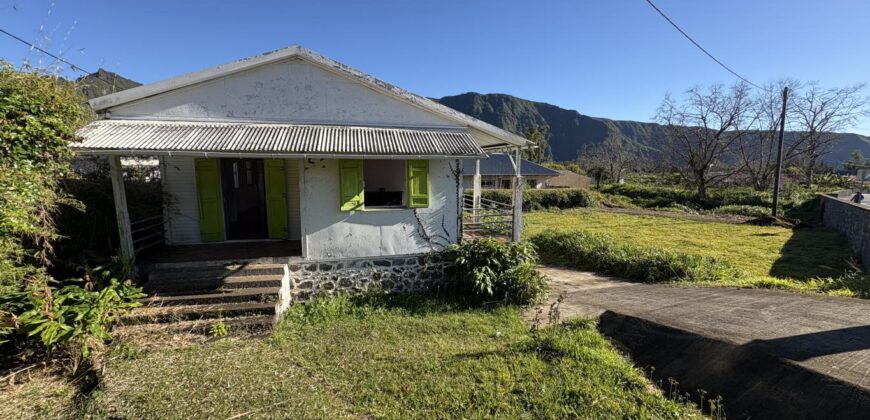 A vendre une villa F5 avec garage sur un grand terrain de plus de 2000m2 à Plaine des Palmistes