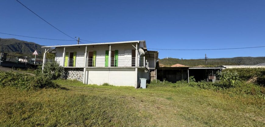 A vendre une villa F5 avec garage sur un grand terrain de plus de 2000m2 à Plaine des Palmistes