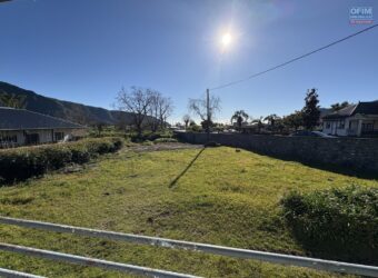 A vendre une villa F5 avec garage sur un grand terrain de plus de 2000m2 à Plaine des Palmistes
