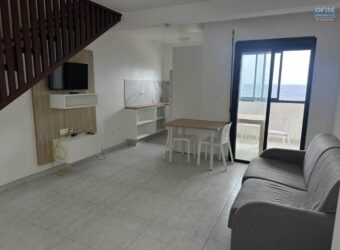 À louer un appartement de type F2 en duplex avec une vue imprenable sur la mer situé à Terre sainte