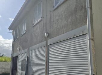 En vente un immeuble sur un terrain de 452m2 proche des commerces à Saint André