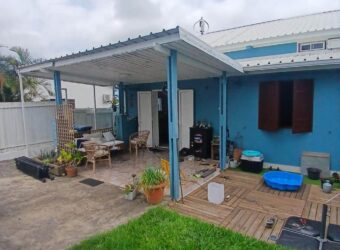 À louer une maison à étage de type F4 de 90 m² avec cour à La Saline Les Hauts.