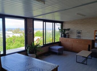 En vente cette belle villa spacieuse en duplex de type T4 avec vue mer située à Terre Sainte