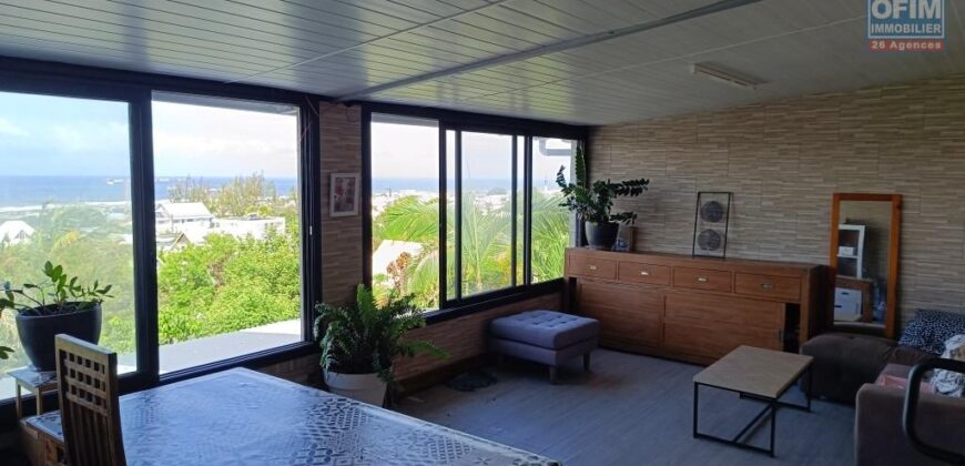 En vente cette belle villa spacieuse en duplex de type T4 avec vue mer située à Terre Sainte