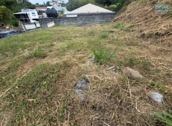En vente un terrain d’environ 822 m2 situé dans un environnement paisible à Mont Vert Village