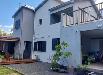 À louer une villa spacieuse villa F4 de 107m2 offrant vue sur mer à Saint Leu