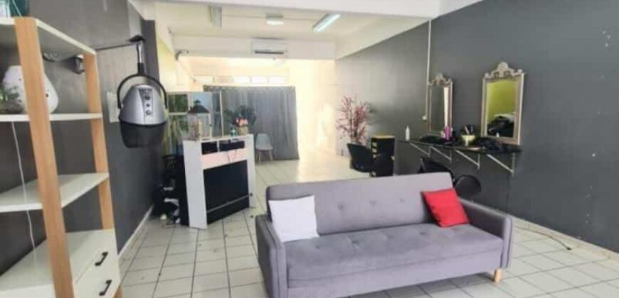 À louer local commercial/ professionnel de 80 m2 situé au centre-ville de Sainte Marie