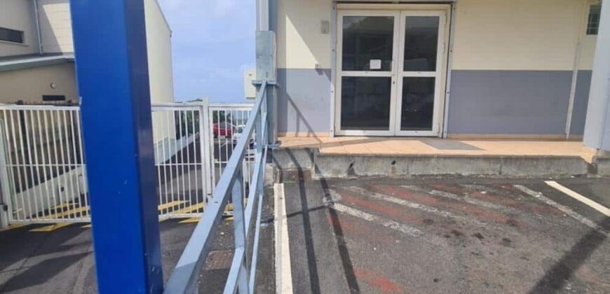 À louer un local commercial de 110m2 dans le secteur Grande Montée à Sainte Marie