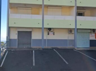 À louer un local commercial de 110m2 dans le secteur Grande Montée à Sainte Marie