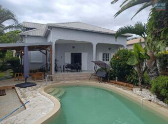 À vendre belle villa T6 en duplex de 110 m2 située dans un quartier calme et recherché de Rivière Saint Louis