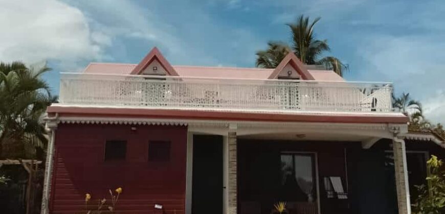 En vente cette grande villa T7 en duplex avec vue mer située à Saint Pierre