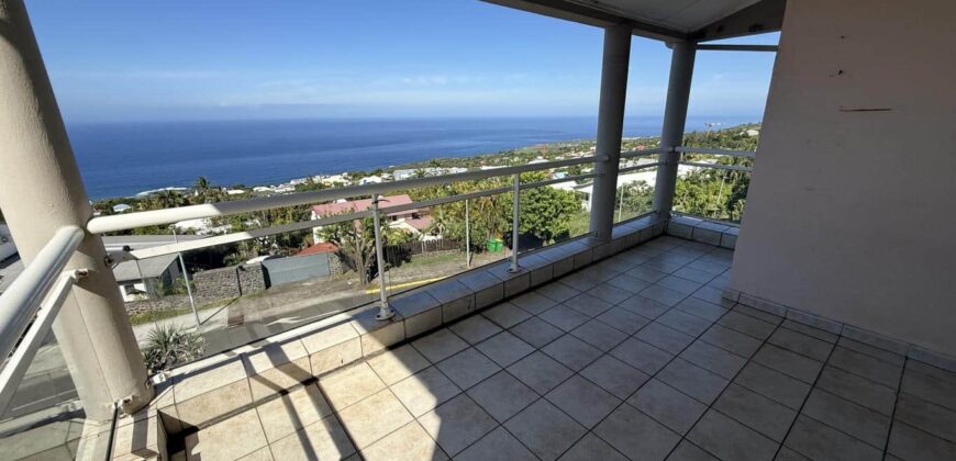 Location d’un appartement T2 de 47.17m2 offrant vue imprenable sur mer et montagne au centre ville des Avirons