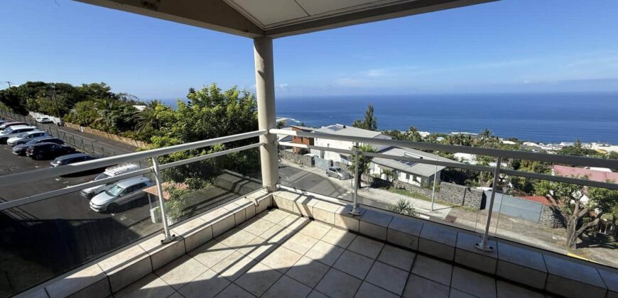 Location d’un appartement T2 de 47.17m2 offrant vue imprenable sur mer et montagne au centre ville des Avirons