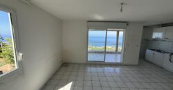 Location d’un appartement T2 de 47.17m2 offrant vue imprenable sur mer et montagne au centre ville des Avirons
