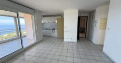 Location d’un appartement T2 de 47.17m2 offrant vue imprenable sur mer et montagne au centre ville des Avirons
