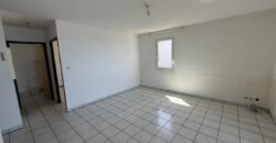 Location d’un appartement T2 de 47.17m2 offrant vue imprenable sur mer et montagne au centre ville des Avirons