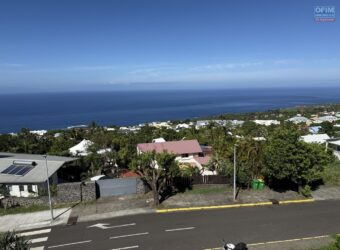 Location d’un appartement T2 de 47.17m2 offrant vue imprenable sur mer et montagne au centre ville des Avirons