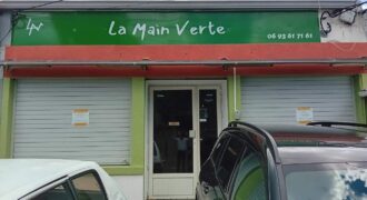 À louer un local commercial avec parking proche centre ville de Saint Paul