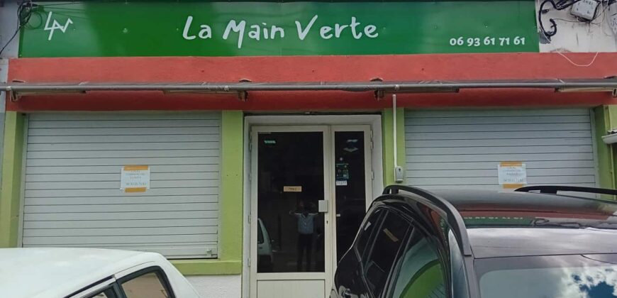 À louer un local commercial avec parking proche centre ville de Saint Paul