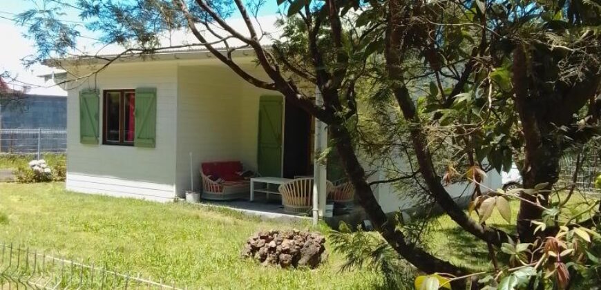 En vente un chalet T3/4 en duplex rénové situé dans un cadre paisible et verdoyant au Tampon