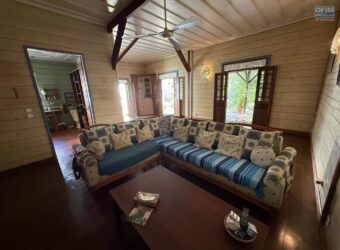 À vendre une grande et charmante maison en bois rénovée de 140 m2 sur un terrain de 912 m2 située à l’entrée de Saint Louis