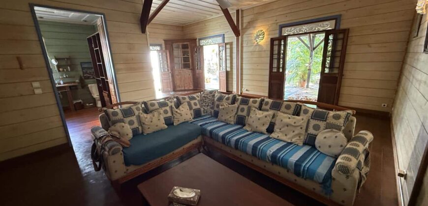À vendre une grande et charmante maison en bois rénovée de 140 m2 sur un terrain de 912 m2 située à l’entrée de Saint Louis